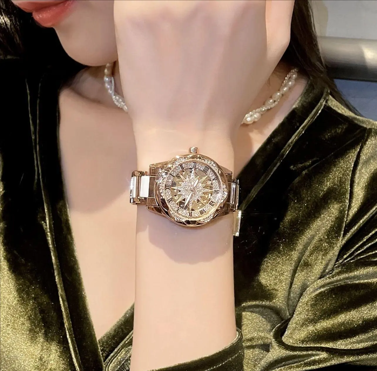 Fashionable Women's Watch with Sunflower Design Gold Tone Roman Numerals Suitable for Swimming Daily Wear Gold Dial