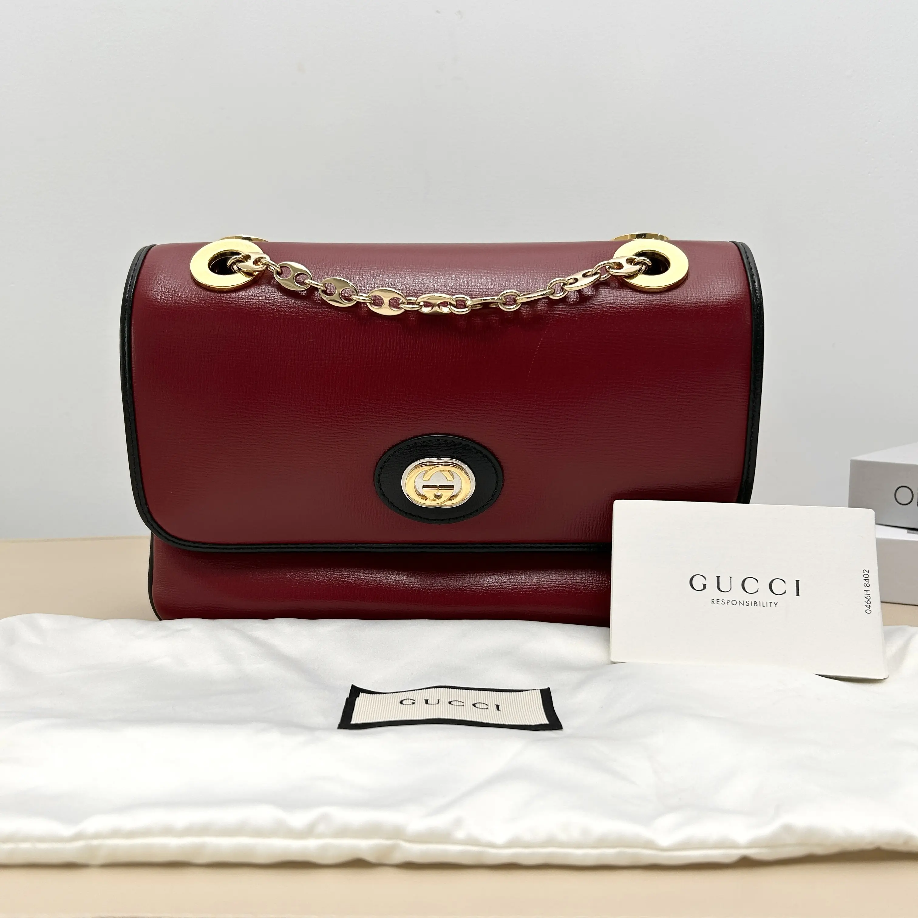 Pre-owned GUCCI Calfskin Crossbody Bags Red Crossgrain Leather Black Trim Interlocking GG Round Logo Flap Chain Crossbody Bag B8062803