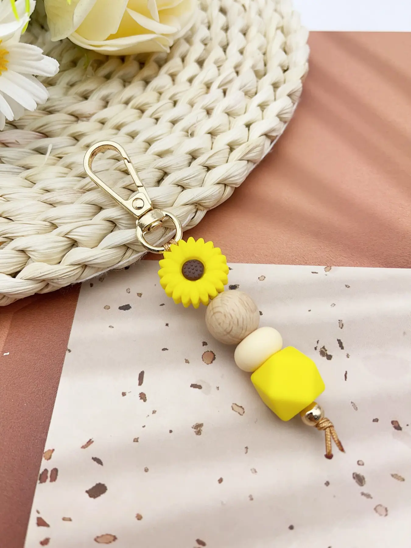 Fashion Elegant Daisy Silicone Keychain, Flower Keychain, Floral Pattern Keychain, Floral Beaded Bag Charm, Teacher Gift Car Pendant, Friend Present, All Seasons Fashion Elegant Daisy Silicone Keychain, Flower Keychain, Floral Pattern Keychain, Floral Beaded Bag Charm, Teacher Gift Car Pendant, Friend Present, All Seasons