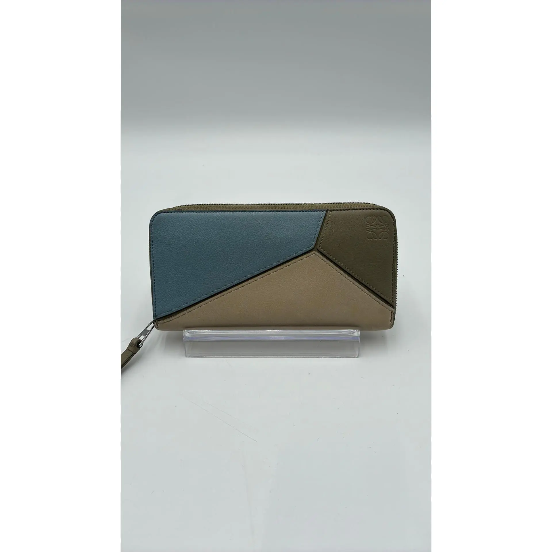 Pre-owned Leather Luxury Bags & Accessories Loewe Puxxle Zip Around Wallet, Light Blue/Beige Date Code: 262319. Entrupy ID: X4TB6TY.