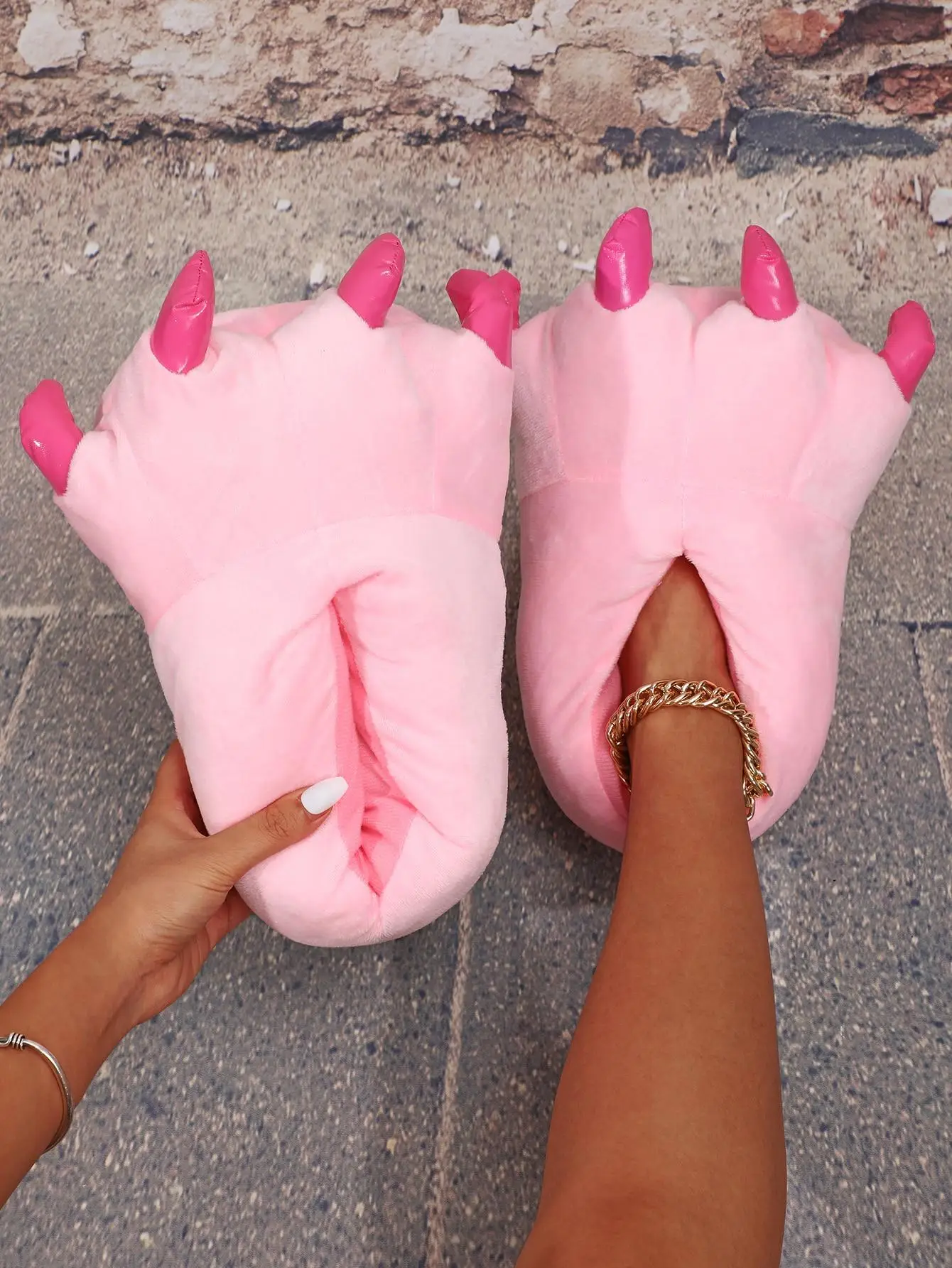 Novelty Trendy Animal Paw Design Plush Slippers for Women, Unique Comfort and Fun Slippers for Girl with Exaggerated Personality, Casual Walking Shoes