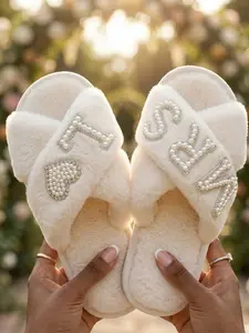 Customizable Letter MRS. L, Casual Indoor Shoes,  Wedding Slippers for Bride and Bridesmaids, Open-Toe Slide Fuzzy Slippers with Pearl Heart Design, Perfect Gift for Women Wedding Day Footwear，Bridal Shower Gift