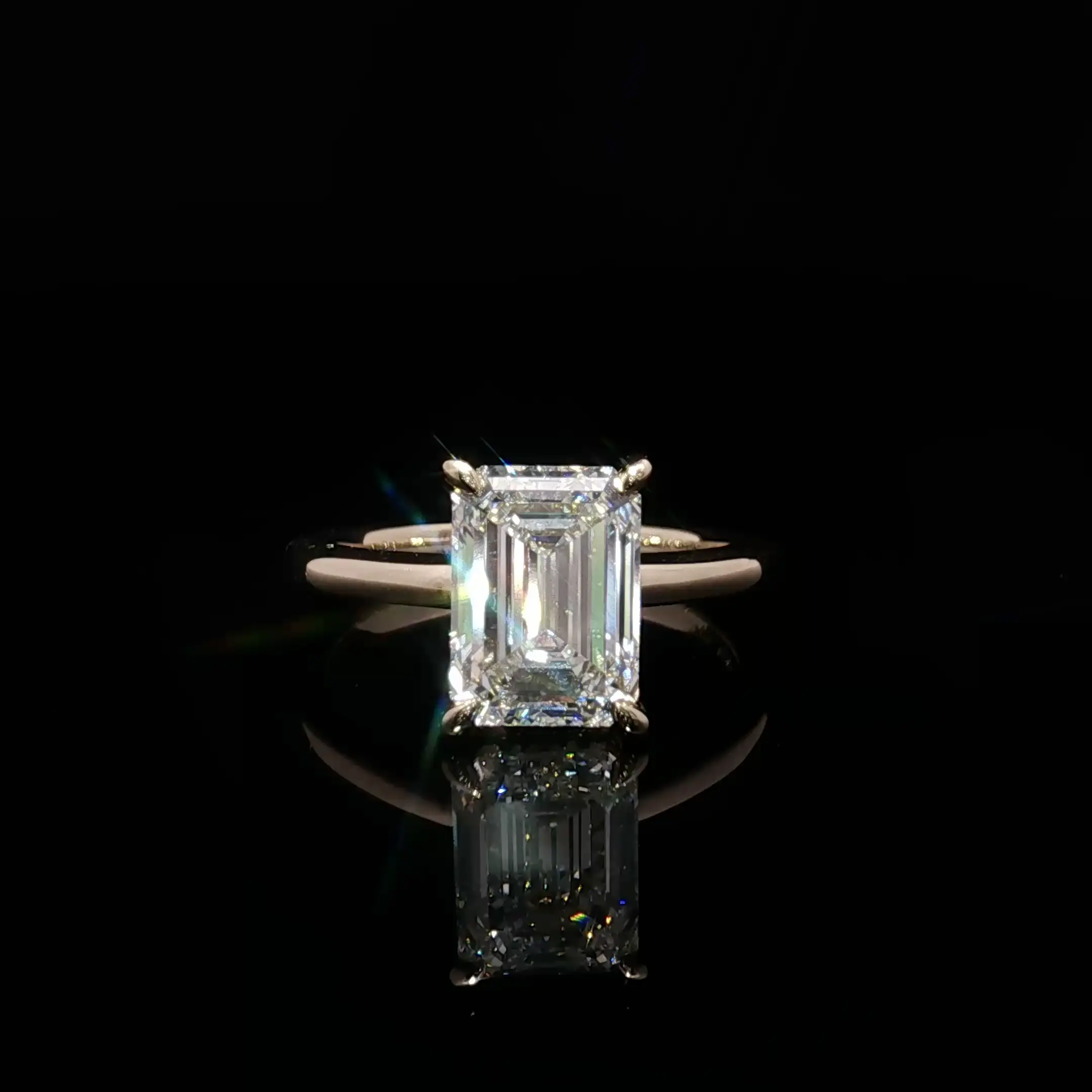 Emerald Cut Diamond Solitaire Ring in yellow Gold Emerald Cut Diamond Solitaire Ring in yellow Gold