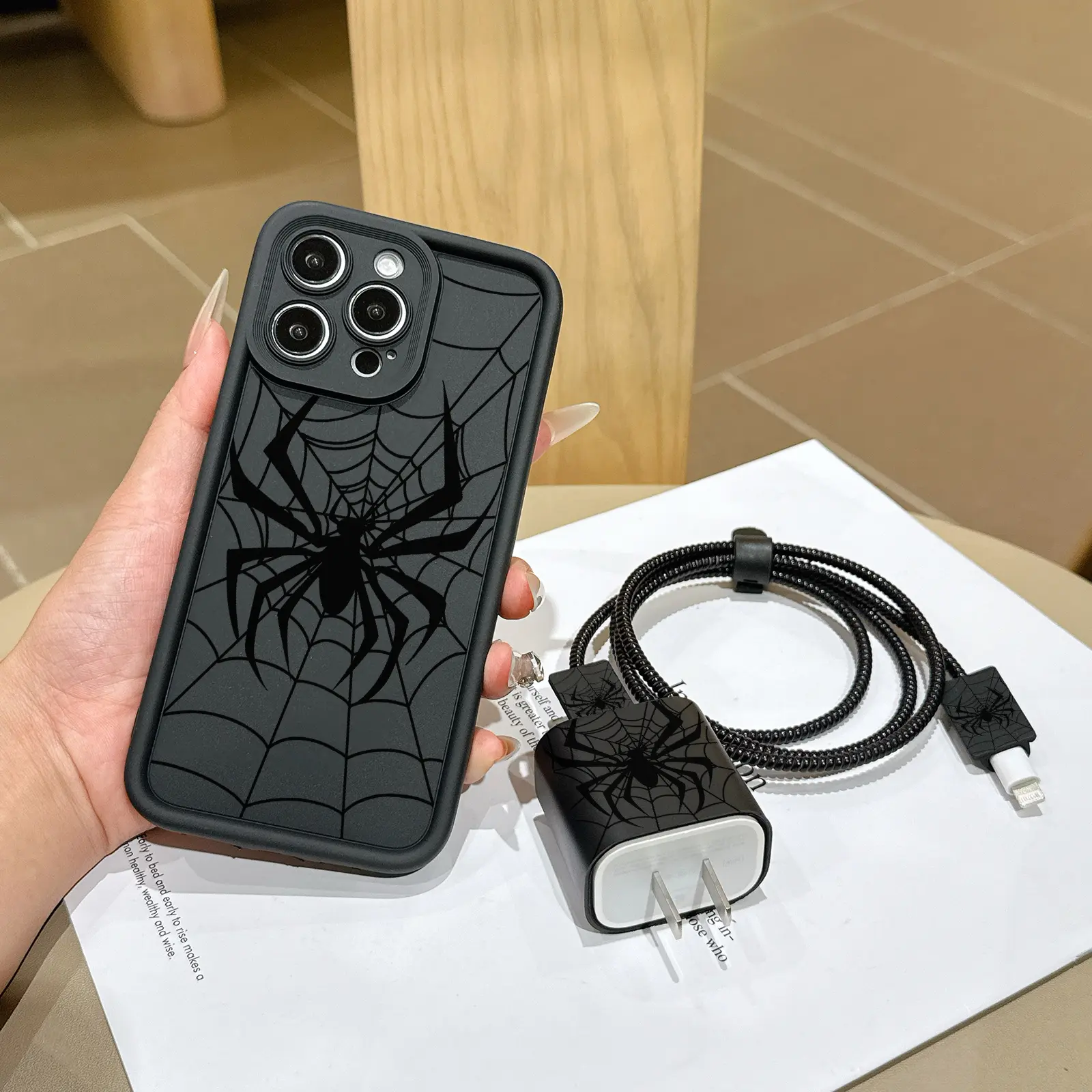 6 Piece Set Spider Shockproof Durable Protective Phone Case Casing Pattern, Charger Head Cover, Cable Protector, Storage Rope, Data Line Protection for iPhone 15/16 Series Smartphone Accessories Protective Cellphone Cover Shockproof Cellphone Accessory
