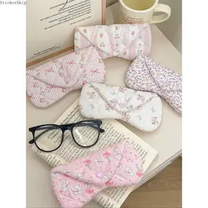 2026 Floral Heart Glasses Case – Cute Quilted Soft Eyeglass Pouch for Women & Girls, Lightweight Portable Sunglasses Storage Bag, Stylish Travel & Daily Use Eyewear Protection