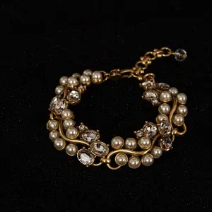 Vintage-style pearl vine bracelet, Baroque style, exquisite retro luxury high-end women's jewelry.