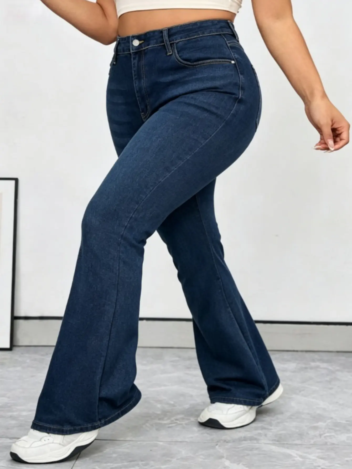 【Plus Size】 Plain Pocket Button Flare Leg Jeans, Casual Comfy Bell Bottom Denim Pants for Daily Wear, Women's Plus Clothing for All Seasons WH50