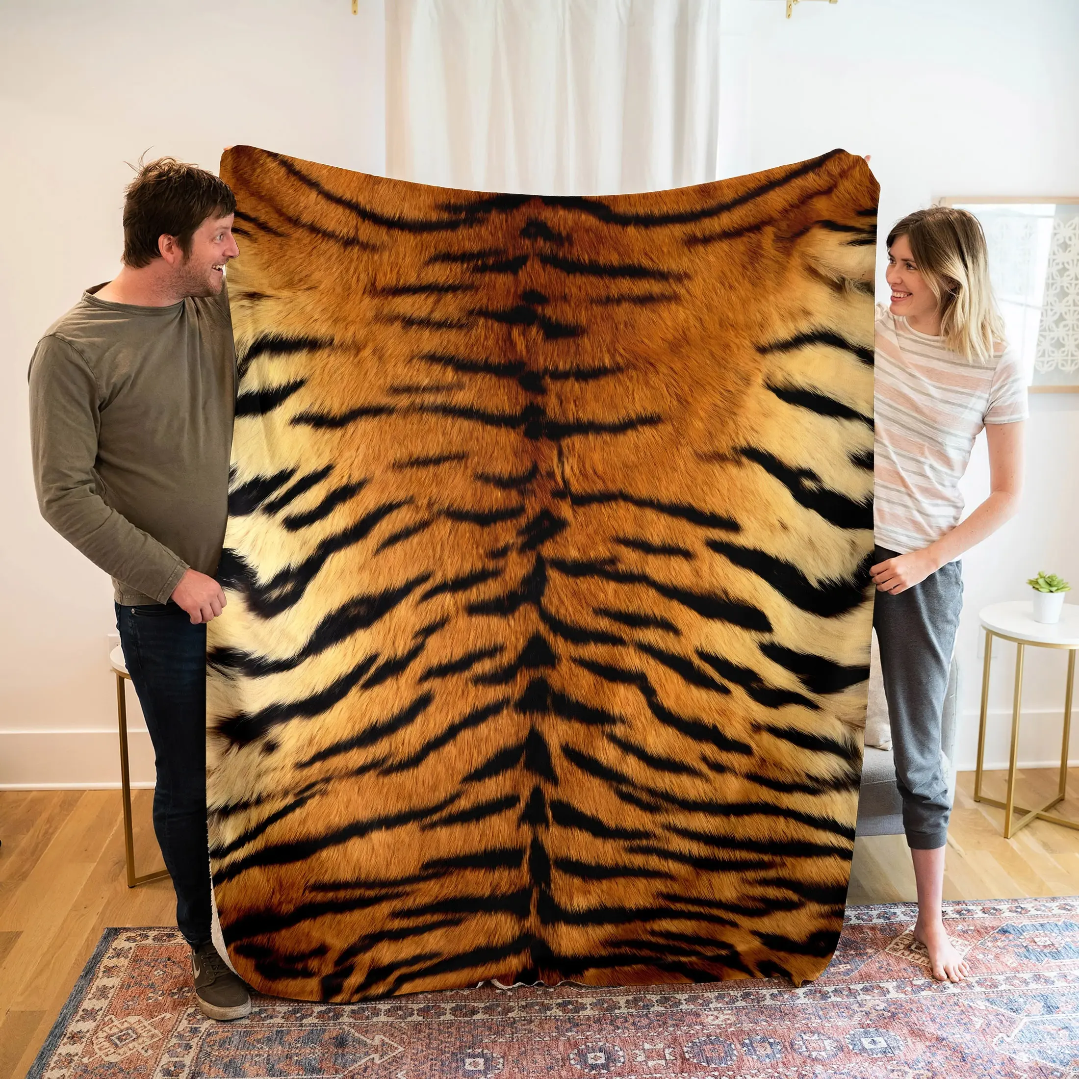 1Pc Luxurious Tiger Stripe Fleece Throw Blanket - Fleece Fabric, Animal Theme Flannel Weave Realistic Print, Cozy Soft Skin-Friendly - Ideal for Home Room House Decor, Indoor Use - All Seasons Comfort