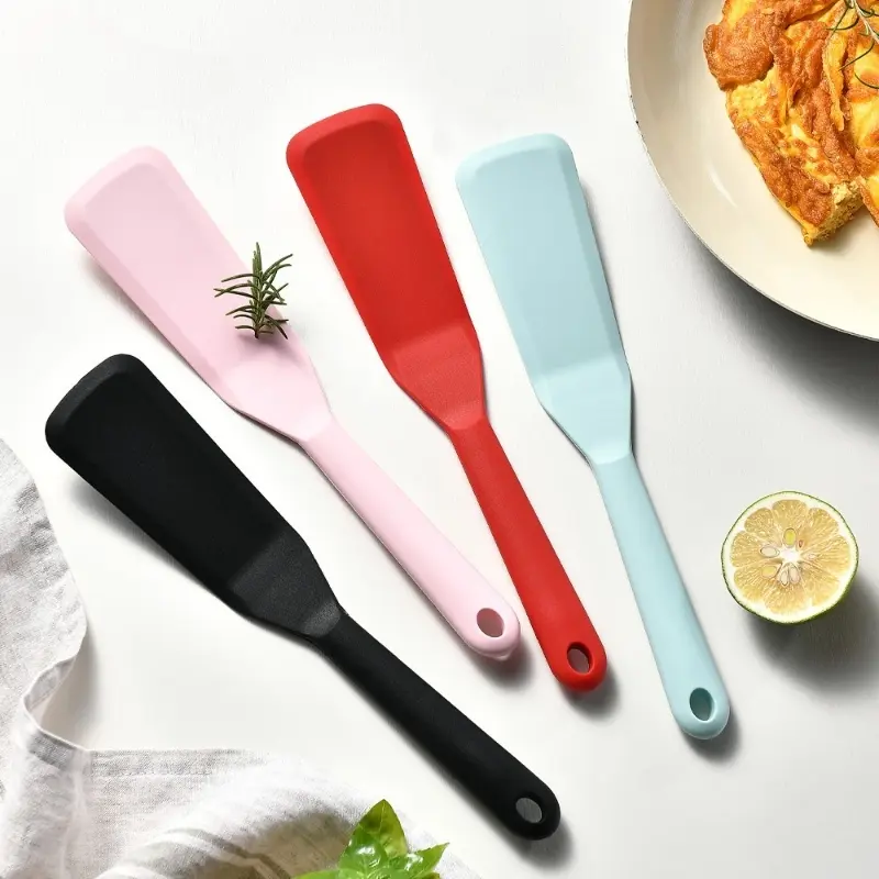 Silicone cooking spatula, long and thin surface is suitable for frying steaks, fish, patties, etc. The extended handle feels comfortable to hold, is resistant to high temperatures and is easy to clean. It is a must-have cooking tool for the family.