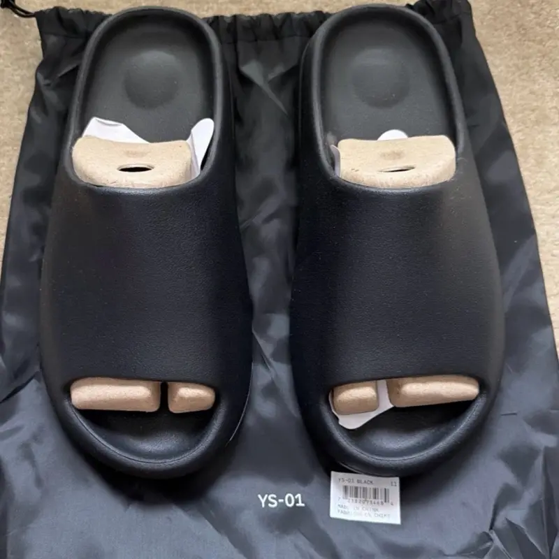 YZY Slides Black Men’s/Woman