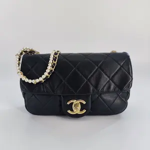 Pre-owned CHANEL Leather Crossbody Bags Timeless Black Quilted Lambskin Pearl Chain Mini Flap Bag JV00285