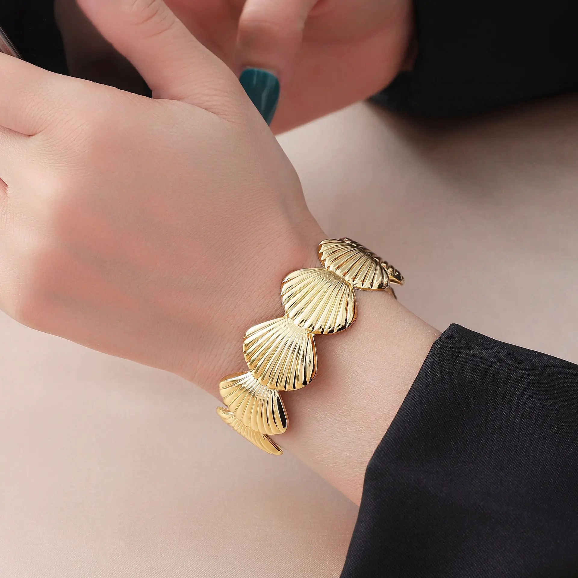 Jewelry: Unique minimalist style metal shell open bangle accessory
