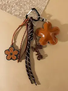 Vintage Texture Flower Pendant - String Woven With Beads, Paired With Five Petal Flower Design And Love Pendant, Pu Leather Flower With An Open Loop For Trailer Keys, Fashionable Charms - Small Gift On Mother's Day/Valentine's Day And Other Occasions