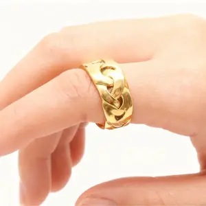 Simple and fashionable hollowed-out smooth ring, European and American retro vacuum electroplated 18k Cuba chain-style titanium steel men's ring