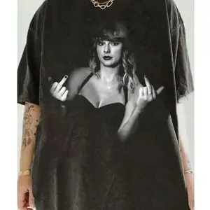 T-Swizzle Middle Finger Shirt, T-Swizzle Shirt, Era Tour Shirt UnisexT-Shirt for Men & Women, Funny Vintage Style, Perfect Nostalgic INZ EWO A3H 1M4