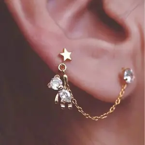 Arete solitario, oso en zirconia blanca, acero inoxidable.