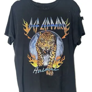 Def Leppard Animal Distressed Vintage T-Shirt with Leopard Graphic and Flame Design