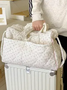 White Floral Quilted Cotton Travel Duffel Bag, Large Capacity Weekend Tote Bag with Handle Foldable Lightweight Women's Carry-on Bag, Perfect for Travel, Gym and Weekend Getaways, Weekender Travel Bag, Travel Duffle Bags