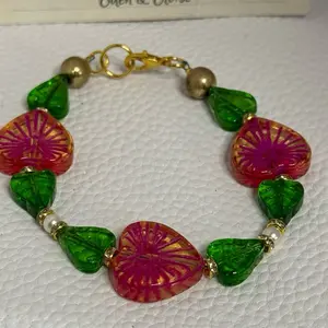Handmade heart and leaf charm bead bracelet