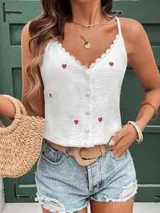 A women's white camisole with lace trim and heart prints, featuring a fresh and sweet casual style. It is perfect for light and comfortable occasions that bring out a youthful feel, such as summer shopping, beach vacations, or afternoon tea with girlfrien