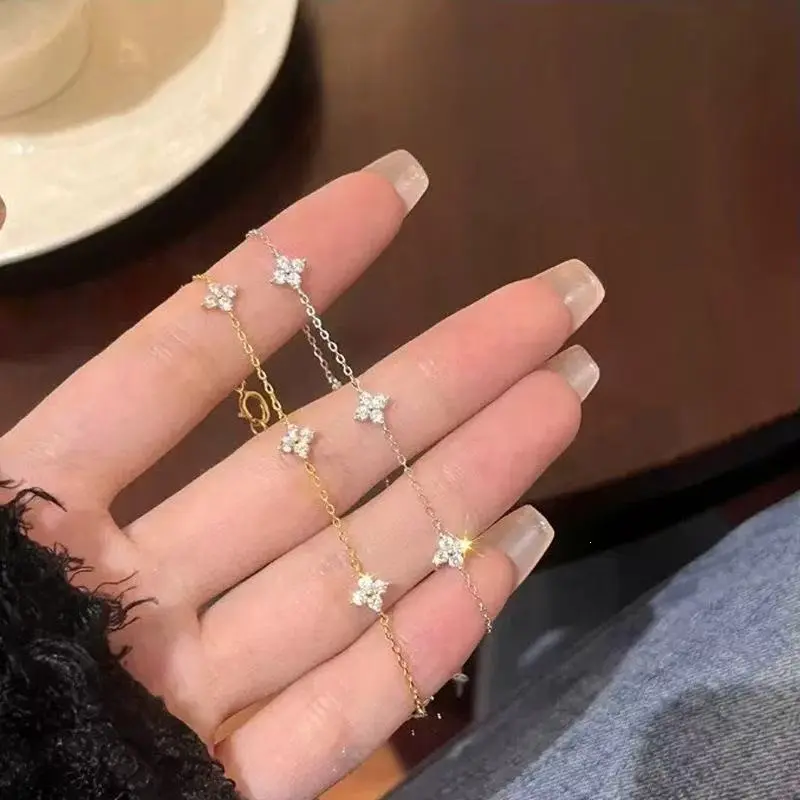 Dainty Crystal Flower Bracelet for Women, Gold Silver Color Options, Minimalist Floral Chain Bracelet, Sparkling Tiny Flower Bracelet, Elegant Everyday Jewelry Gift for Her