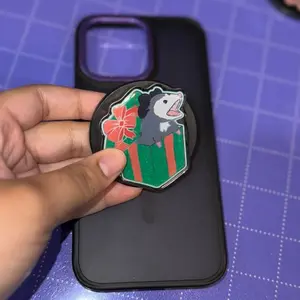 Present Possum Phone Grip |Critter Magnet Phone Holder, Christmas Acrylic Possum Grip, Screaming Possum,E Reader Kindle Kobo Accessories Kawaii Cellphone Smartphone Stand Mount Magnetic