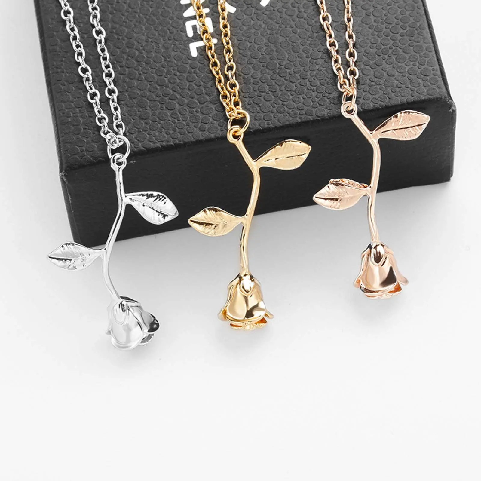Minimalist Rose Pendant Necklace for Women, Elegant 3D Hollow Metallic Floral Motif Clavicle Chain, Stylish Jewelry Gift, Floral Shaped Necklaces, Flower Motif Necklaces