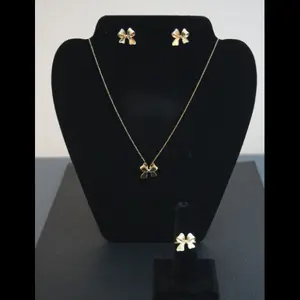 Set de Joyas Lazo Oro 10K para Mujer – Collar, Aretes y Anillo