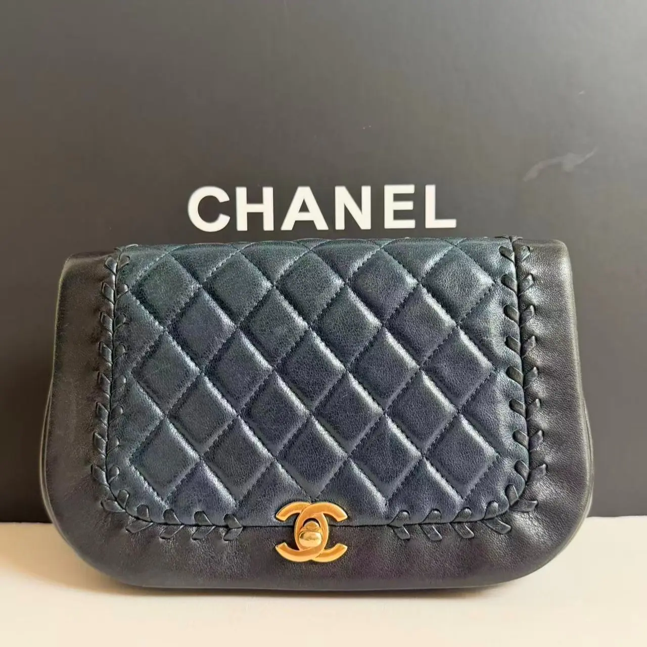 Pre-owned CHANEL Blue Quilted Shoulder Bag CC0230