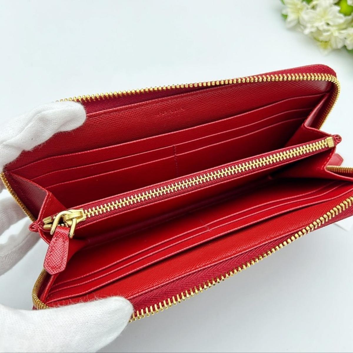 Pre-owned PRADA As Shown Shoulder Bags Saffiano Triangle Zip Around Wallet Red Leather 2101218850000