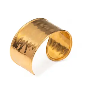 18K Gold Wide Surface Hammer Pattern Bracelet