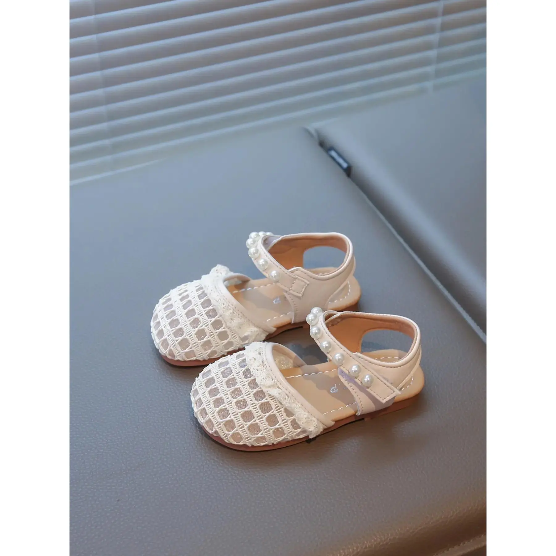 Girls' Breathable Mesh Lace PU Leather Soft Sole Sandals & Flip Flops - 1 Pair, 3-4/5-6 Years, EU24/EU30, Synthetic Upper, Buckle Closure, Non-Slip Rubber Sole, Round Toe Low-Top Summer Casual Footwear with Pearl Accents