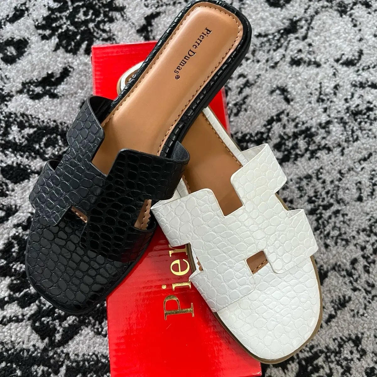 Pierre Dumas Women's Flat Leather Sandals