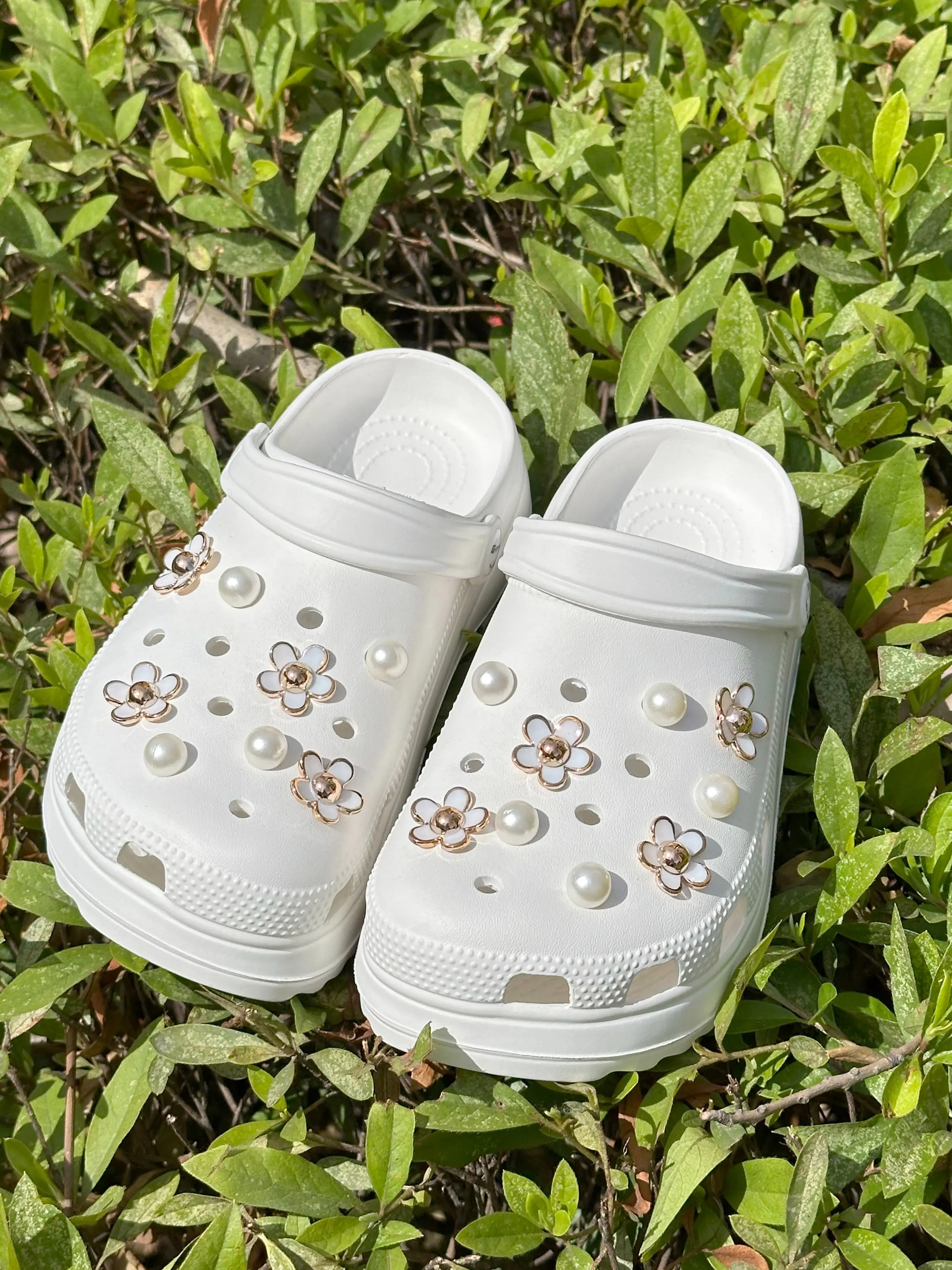 18 Piece DIY Shoe Charms Set, Cute Flower Imitation Pearl Decorative Buckles, Suitable for Eva Shoes, Sandals, Slippers, Garden Shoes, Detachable Decoration, Shoe Embellishment Set, Shoe Accessories