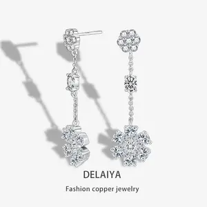 Full zirconia stud earrings with dazzling shine, copper-plated silver needle French-style super fairy snowflake earrings, light luxury and high-end feel, suitable for daily wear, holiday gifts, birthday gifts