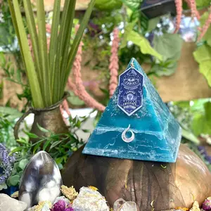 Cancer Pyramid Crystal Candle with Scents of the salty shores, Light up your space with an Aroma of light from the nurturing sign