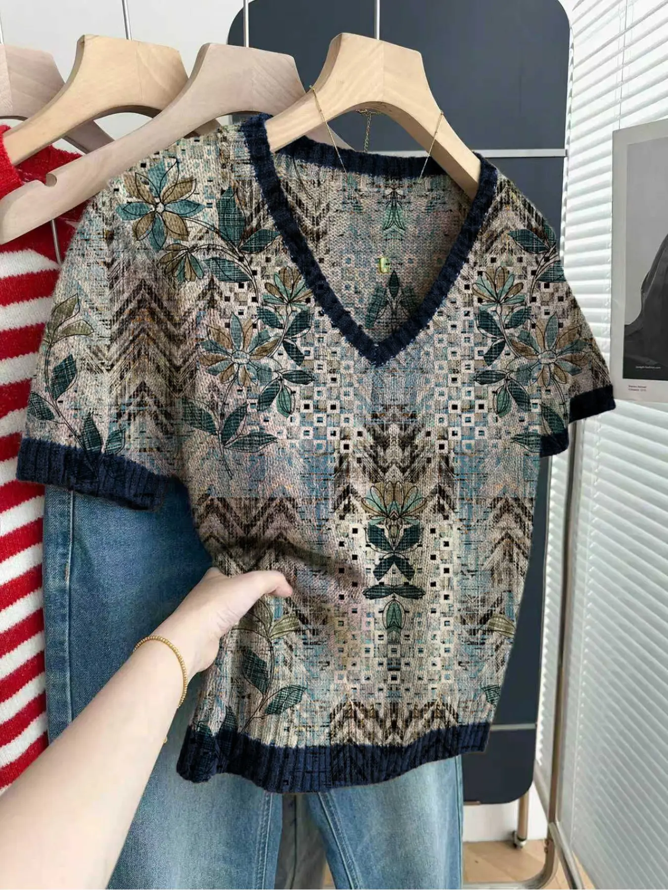 Casual loose V-neck short-sleeve knit top Knitwear with contrast trim and color-block print. Perfect for spring and summer, ideal for women's daily wear. Available in khaki and other styles.
