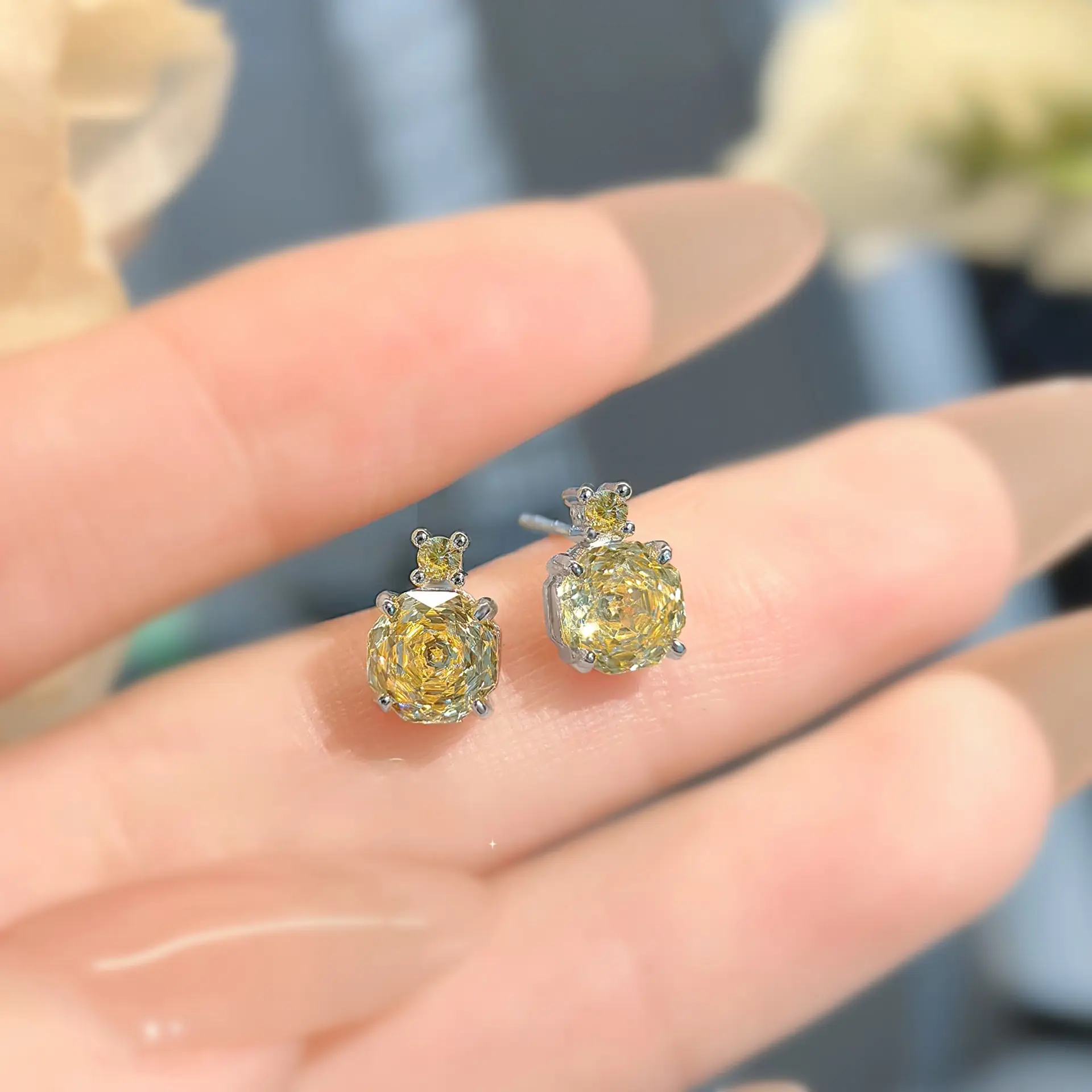 Goose yellow diamond earrings [price per pair]