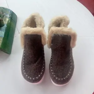 Cozy Wool Slippers with Studded Detail - Soft Plush Lining & Stylish Design for Indoor Use
