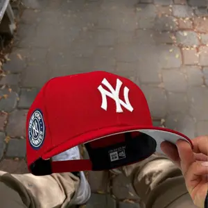 Red New Era 9FORTY New York Yankees Adjustable Baseball Cap, MLB Streetwear Style, Collector’s Limited Edition 2026 Urban Streetwear Gorra premium, moda urbana para hombres y mujeres, ideal para destacr tu estilo en TikTok.