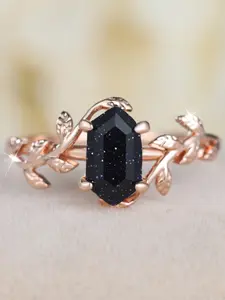 A rose gold diamond-shaped blue crystal sand leaf geometric design ring made of white zirconia is fashionable, elegant and simple, suitable for women to wear during travel, wedding and parties