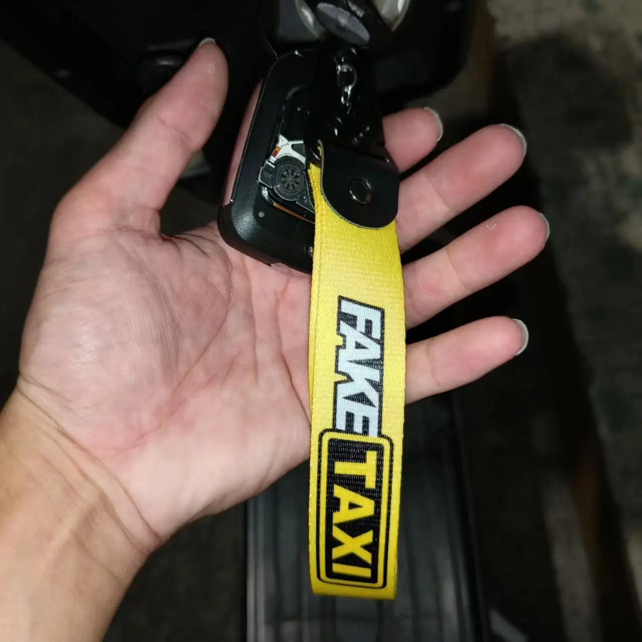 Creative FAKE TAXI Letter Pattern Keychain for Summer, Anti-lost Wristband Keychain for Car Kry, Cool Car Accessories for Men, Car Key Decor, Keychain