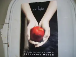 USED Book - Twilight (The Twilight Saga, volume 1) by Stephanie Meyer (Author) (Paperback) - English