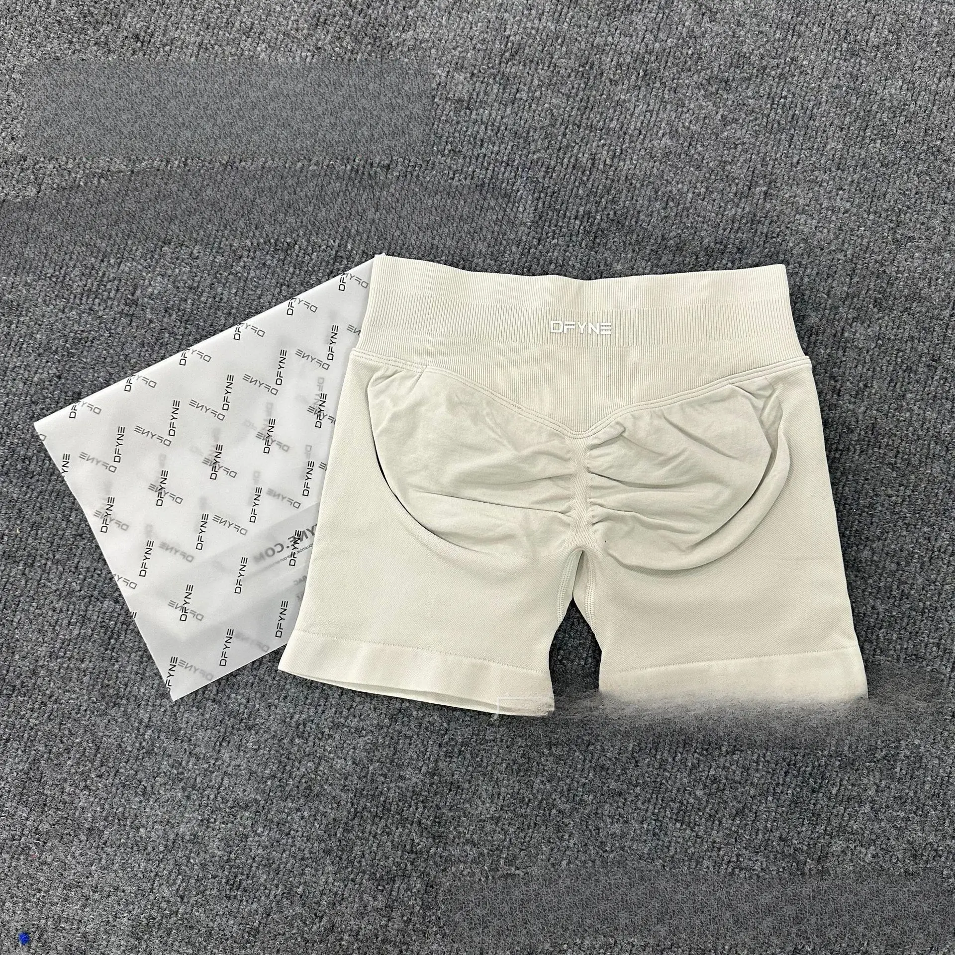 DFYNE's best-selling three-section high-waisted shorts with hip-lifting design, perfect for running, fitness, and yoga. They flatter the tummy, lift the hips, and make legs appear longer – a must-have for spring and summer. DFYNE's best-selling three-section high-waisted shorts with hip-lifting design, perfect for running, fitness, and yoga. They flatter the tummy, lift the hips, and make legs appear longer – a must-have for spring and summer.