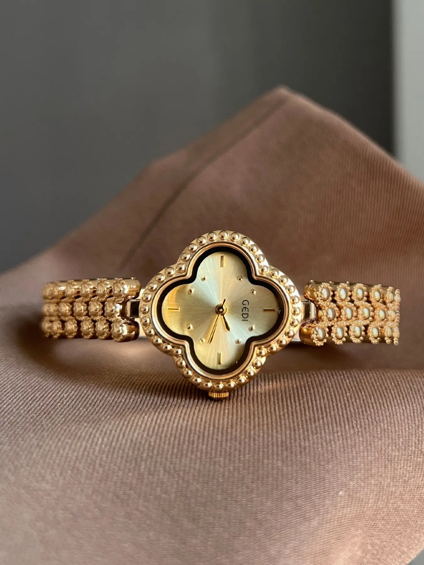 Women's Vintage Clover Bracelet Watch, Elegant Wristwatch, Quartz Wrist Watches, Floral Dial Analog Watch, Elegant Ladies' Timepiece, Perfect Gift, Model 52137