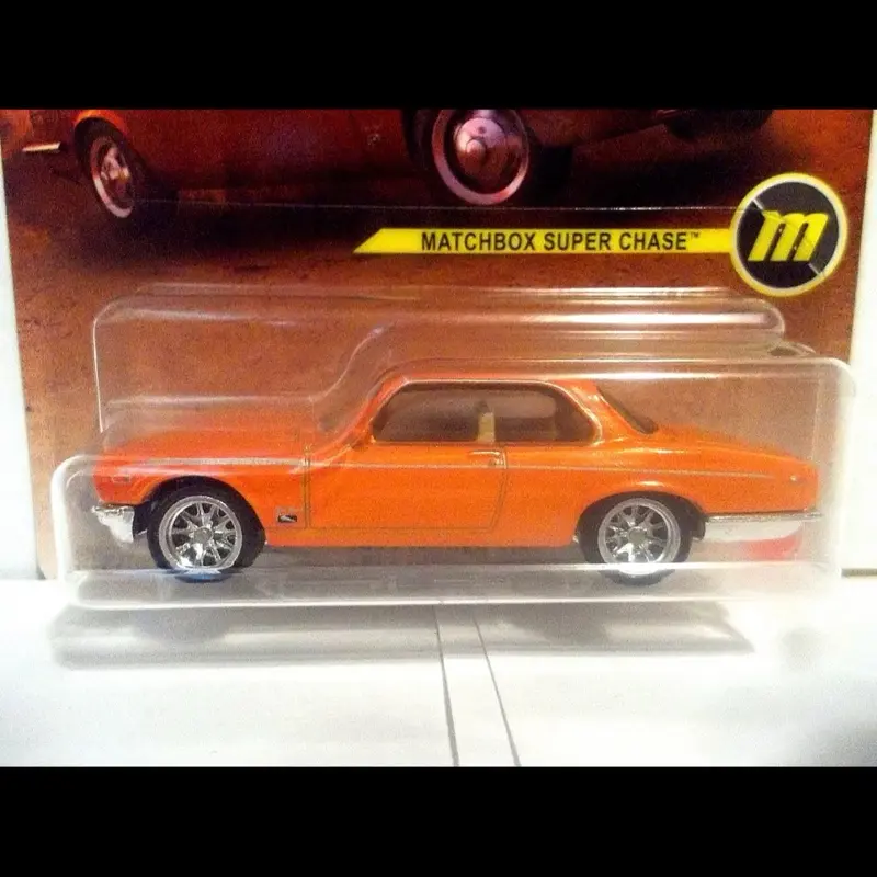 Matchbox 2026 Super Chase 1977 Jaguar XJ6C 1/64 Diecast W/Protector