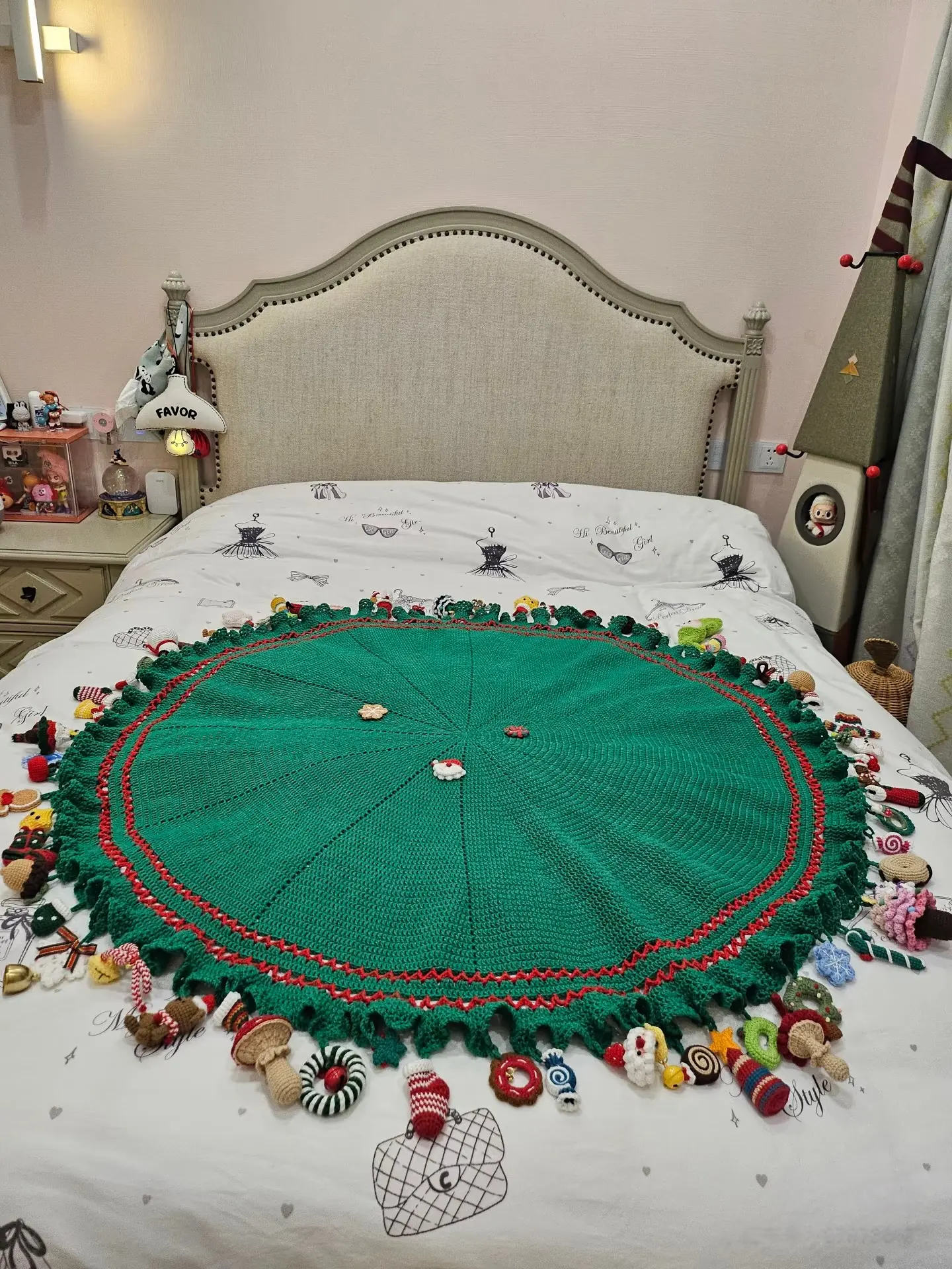 Christmas-themed blanket, hand-crocheted in gradient colors (size and number of ornaments can be customized). Now available for pre-order.