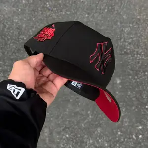 9FORTY New York Yankees 1999 World Series Side Patch Cap – Black Adjustable Hat with Red NY Logo