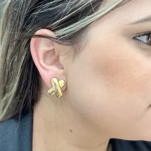 Aretes Cruz con Cierre Omega
