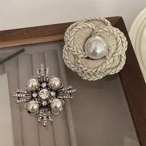 1pc Vintage Camellia Pearl Brooch Pin, Luxurious Small Fragrance Style, Retro Unique Accessory for Women, High-End Fashion Jewelry